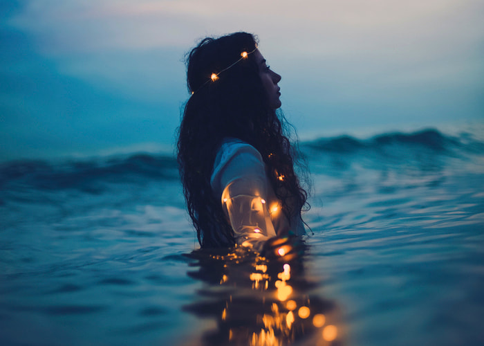 Lunemis, experta cartomante en los arcanos mayores y menores del Tarot de la Santa Muerte y vidente profesional