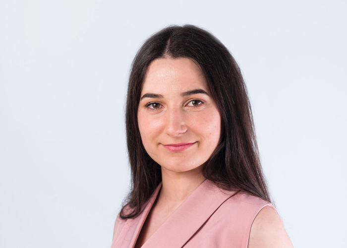 Marina, experta cartomante en los arcanos del Tarot de Marsella, médium y vidente profesional