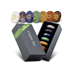 Piedras de chakra grabadas con símbolos dorados en minerales pulidos dentro de caja rígida