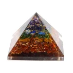 Pirámide energética de orgonita con minerales y espiral de cobre
