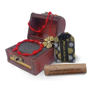Pulsera roja de siete nudos con cofre de madera y amuletos de protección